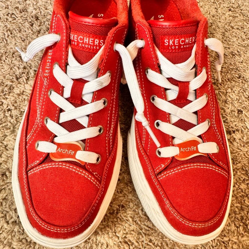 NEW Skechers Arch fit air cooled Red and White Classic Sneakers